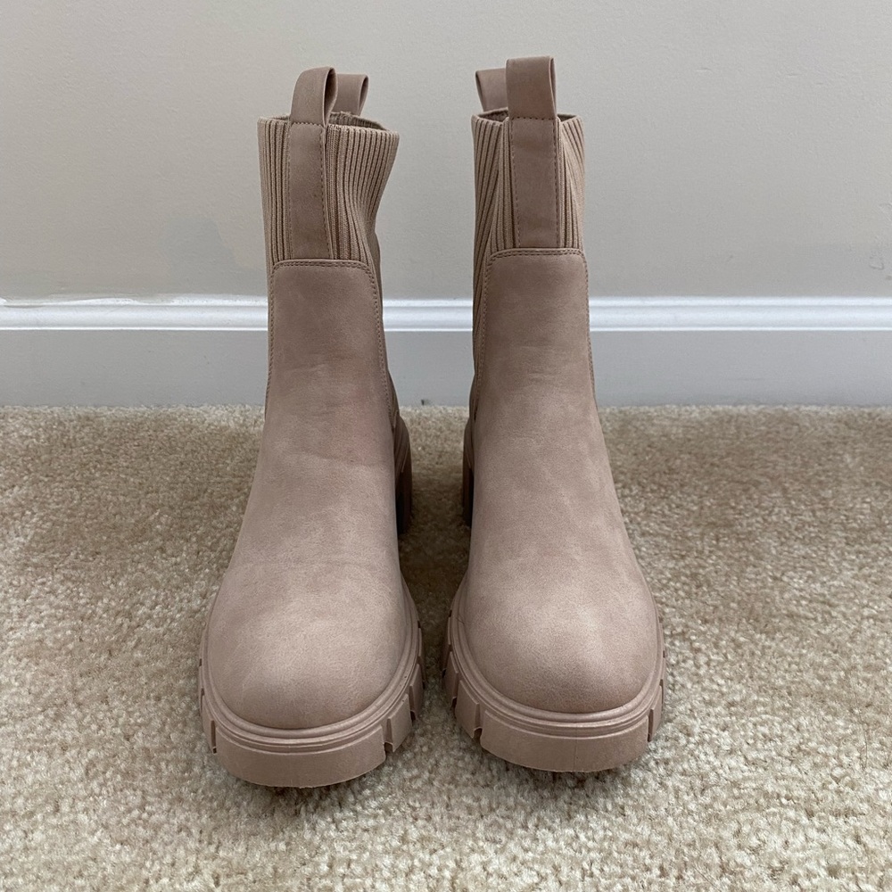 US 8 Tan/ Nude Boots
